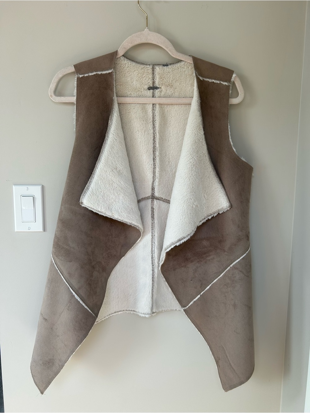 GUESS Women's Taupe Suede-Look Faux Shearling Vest